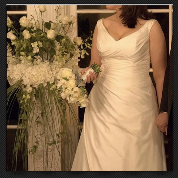 Wedding Gown - Augusta Jones - 16 - Picture 2 of 7